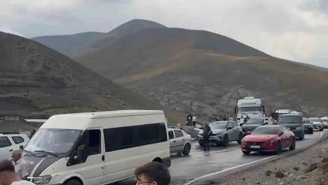 Van-Hakkari karayolunda araçlar perişan oldu! Sel hayatı olumsuz etkiledi